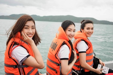 Đỗ Mỹ Linh, Hoàng My háo hức thăm người dân đảo Ngọc Vừng