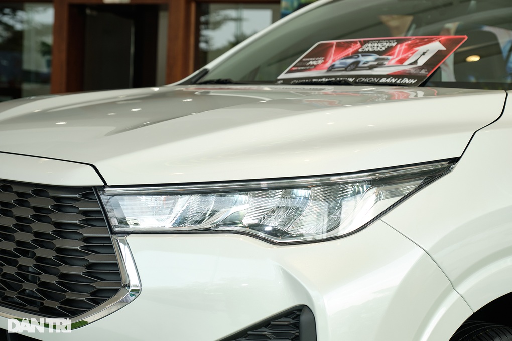 Tầm tiền 850 triệu đồng, chọn Innova Cross hay Hyundai Custin tiêu chuẩn? - 3