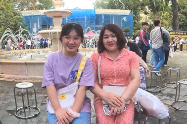 Đông đảo bạn trẻ đến ngày hội tư vấn của Học viện Báo chí và Tuyên truyền