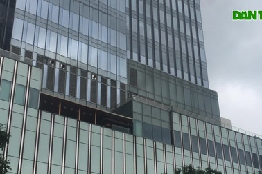 Khói đen cuồn cuộn bốc lên từ toà nhà Saigon Center khiến hàng trăm người hoảng loạn