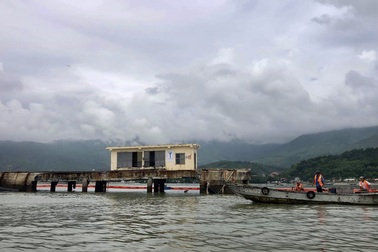 Tàu chở dầu đâm cầu cảng, xăng dầu rò rỉ ra biển