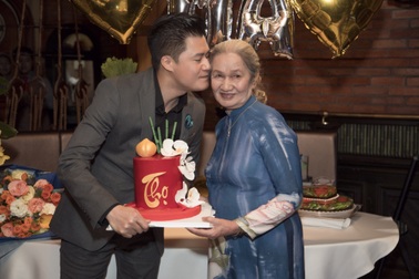 Quang Dũng xúc động tổ chức sinh nhật lần thứ 80 cho mẹ