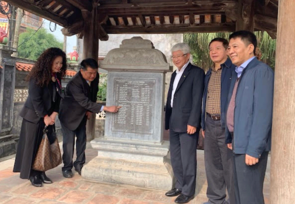 Bia đá tại Đình làng nhằm vinh danh những người con quê hương thành danh từ nhiều thế kỷ nay. Bia đá tại Đình làng nhằm vinh danh những người con quê hương thành danh từ nhiều thế kỷ nay.