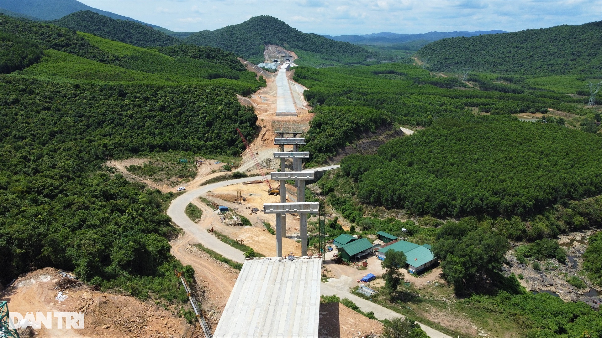 View - Những cây cầu kỳ vĩ xuyên thung lũng, vượt hồ trên cao tốc Vũng Áng - Bùng | Báo Dân trí