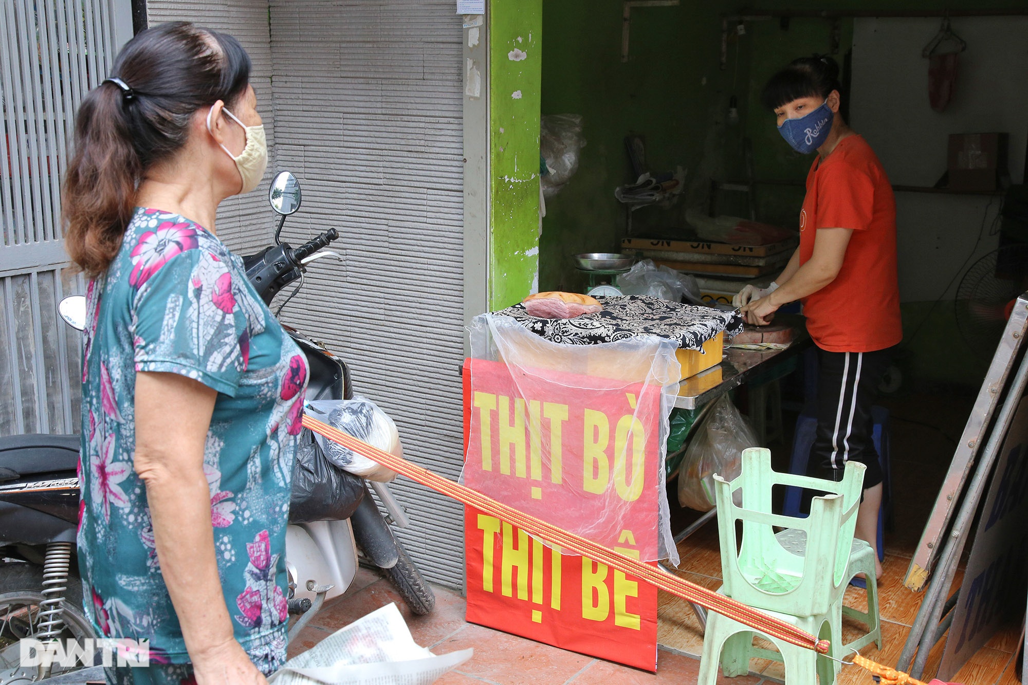 Hà Nội ngày đầu thực hiện Chỉ thị 16: Đường phố vắng, chợ dân sinh đông đúc - 15 Hà Nội ngày đầu thực hiện Chỉ thị 16: Đường phố vắng, chợ dân sinh đông đúc - 15