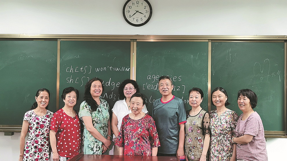 Cụ bà say mê học tiếng Anh, giao tiếp thành thạo khiến mọi người thán phục - 1 Cụ bà say mê học tiếng Anh, giao tiếp thành thạo khiến mọi người thán phục - 1