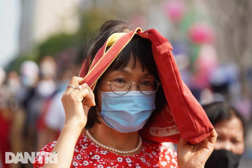 Người Sài Gòn đội nắng, đeo khẩu trang du xuân đường hoa Nguyễn Huệ - 16 Người Sài Gòn đội nắng, đeo khẩu trang du xuân đường hoa Nguyễn Huệ - 16
