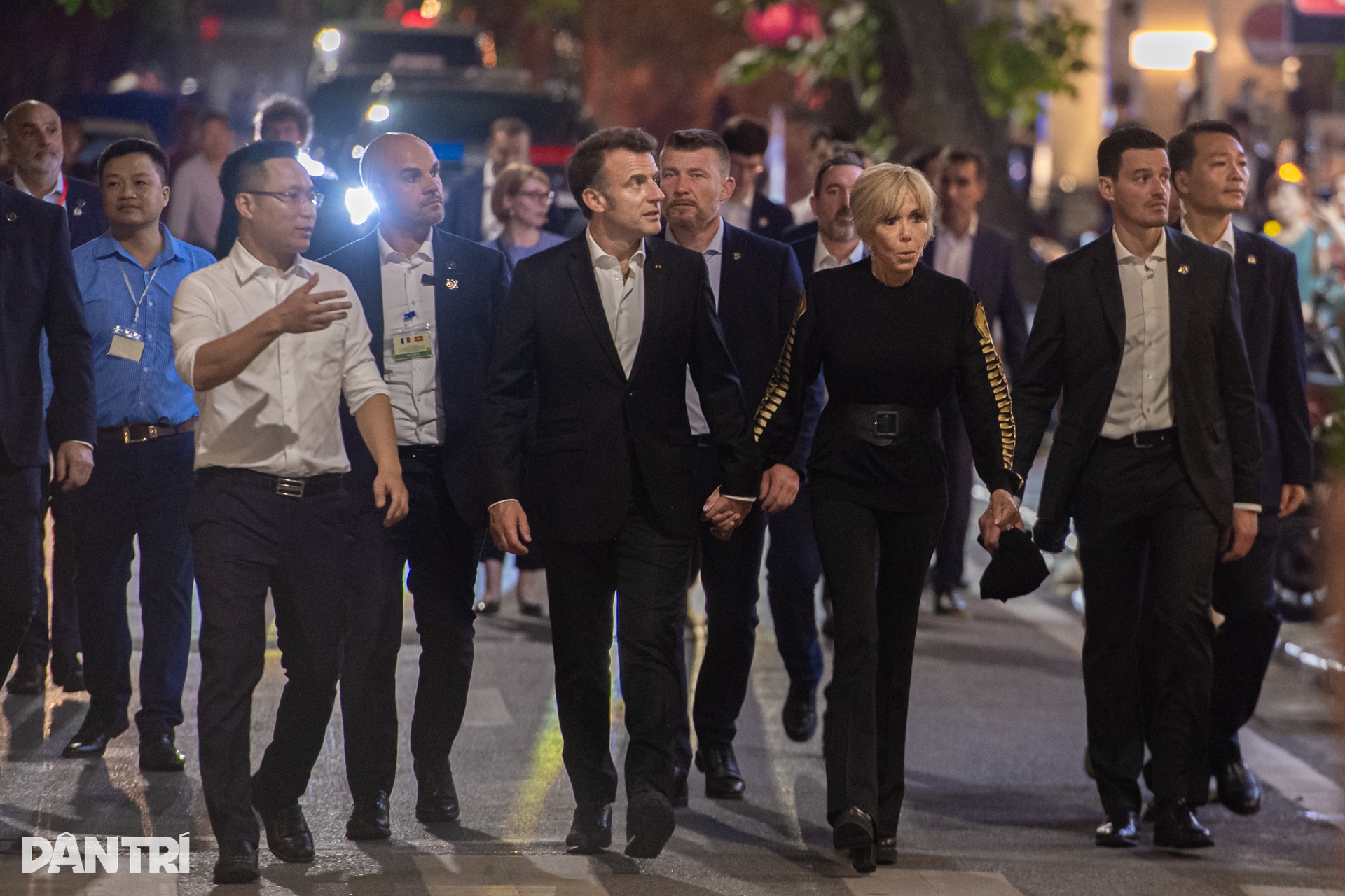 Tổng thống Pháp Emmanuel Macron dạo quanh hồ Hoàn Kiếm, bắt tay người dân - 1 Tổng thống Pháp Emmanuel Macron dạo quanh hồ Hoàn Kiếm, bắt tay người dân - 1