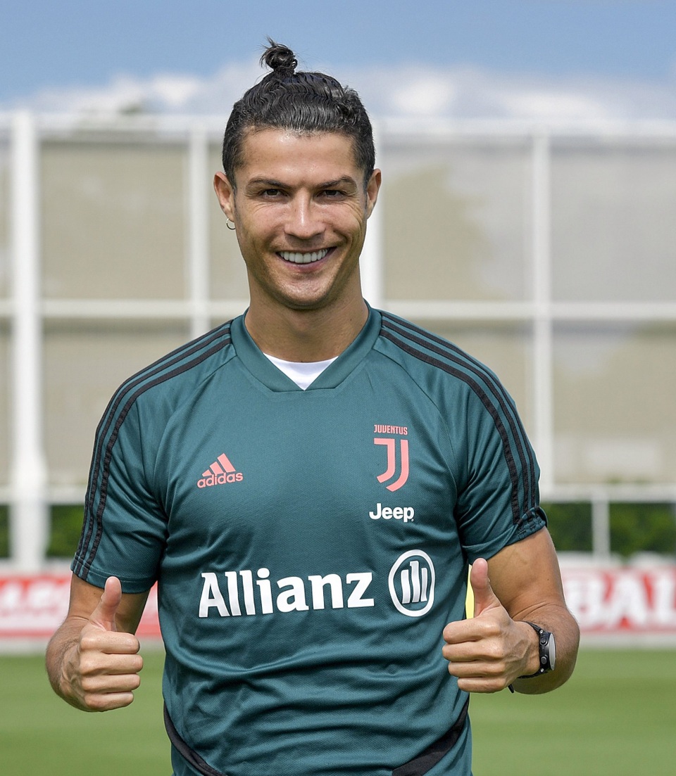 Những kiểu tóc lạ của C.Ronaldo khiến người hâm mộ nhớ mãi - 9 Những kiểu tóc lạ của C.Ronaldo khiến người hâm mộ nhớ mãi - 9