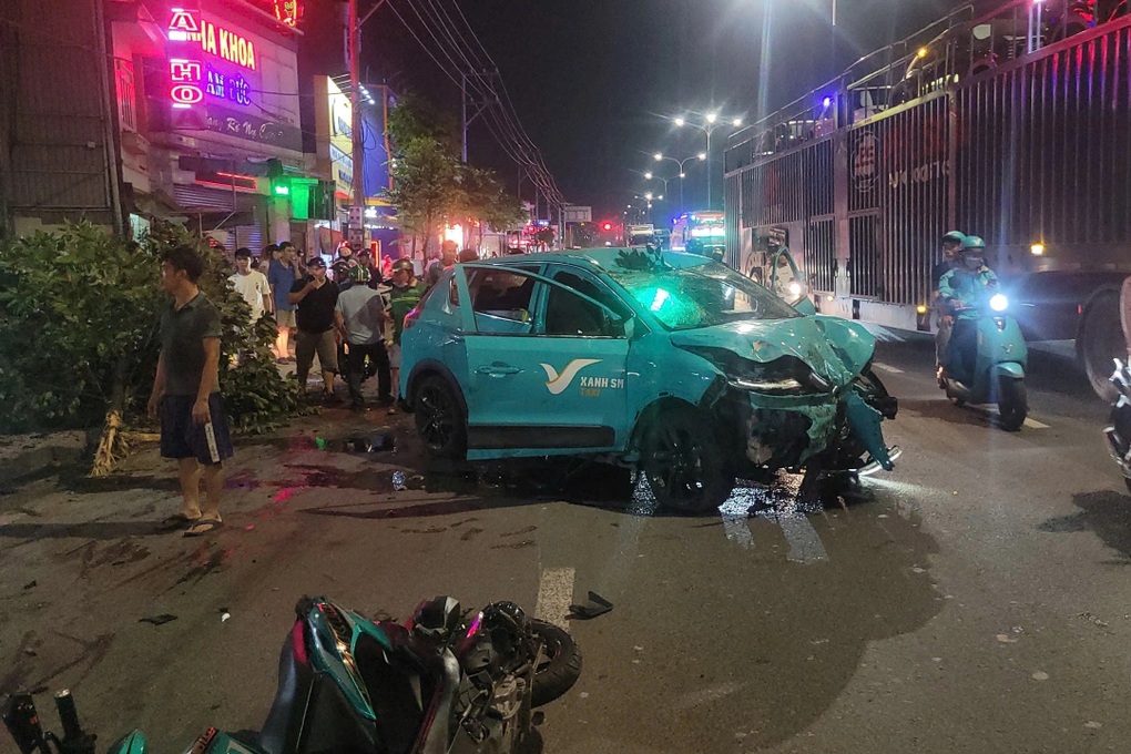 Tai nạn liên hoàn giữa 4 ô tô và xe máy ở Bình Dương, 2 người bị thương - 1 Tai nạn liên hoàn giữa 4 ô tô và xe máy ở Bình Dương, 2 người bị thương - 1