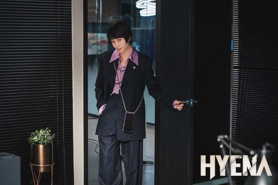 “Hyena”: Khi những người phụ nữ làm nên chuyện và nam nữ chơi sòng phẳng - 5 “Hyena”: Khi những người phụ nữ làm nên chuyện và nam nữ chơi sòng phẳng - 5