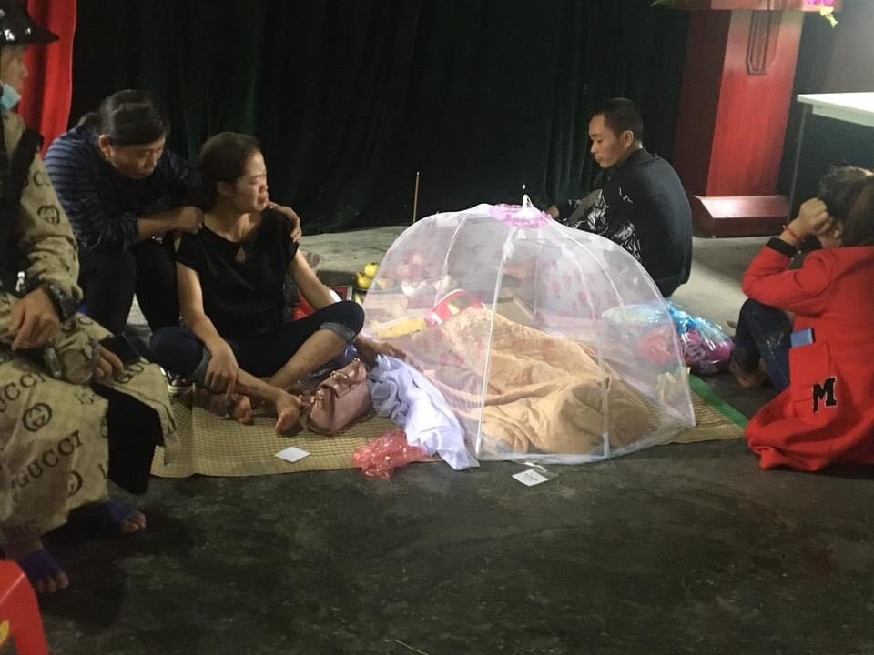 Bé gái 3 tuổi đang ngủ trong nhà bị lũ cuốn trôi - 2 Bé gái 3 tuổi đang ngủ trong nhà bị lũ cuốn trôi - 2