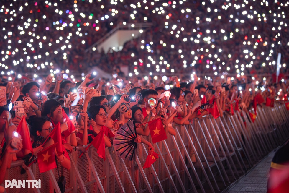 Thấy gì từ việc hàng vạn khán giả trẻ săn vé, đi xem “concert yêu nước”? - 2 Thấy gì từ việc hàng vạn khán giả trẻ săn vé, đi xem “concert yêu nước”? - 2