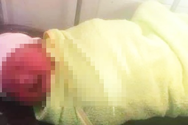 Bé trai sơ sinh còn nguyên cuống rốn bị bỏ rơi bên bờ kênh