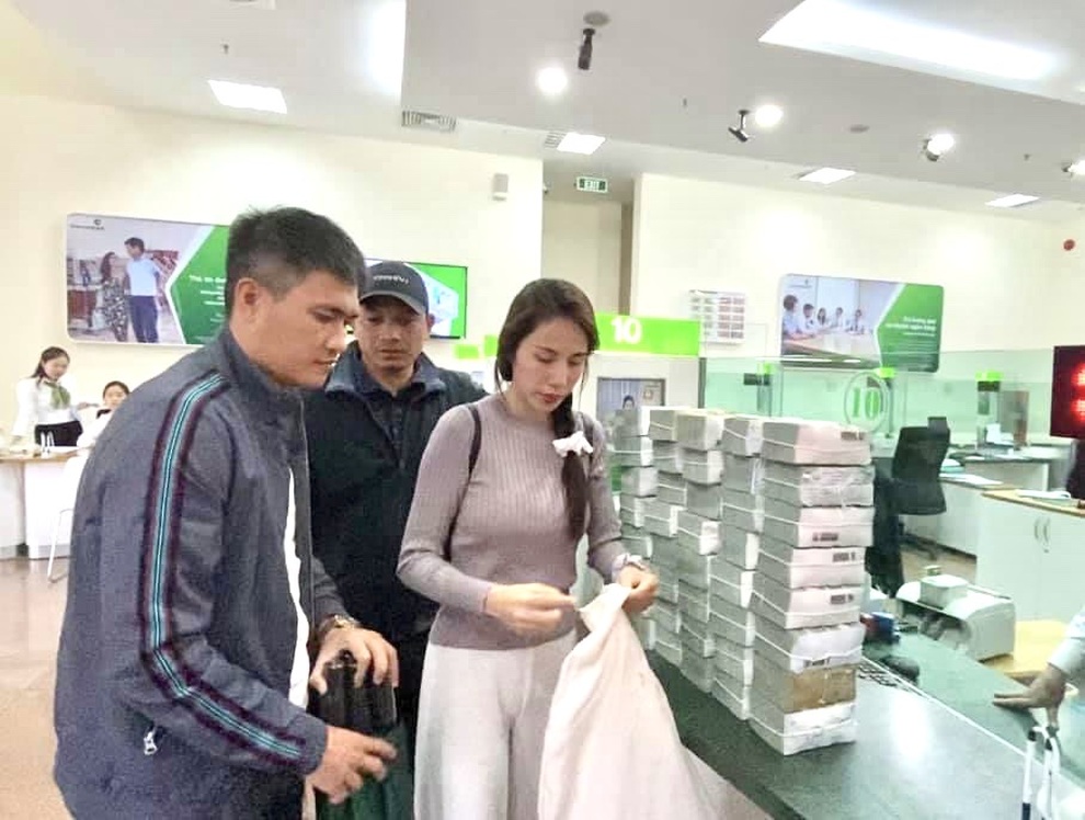 Vì sao huyện Lệ Thủy không thể thống kê tiền từ thiện đoàn Thủy Tiên trao? - 1 Vì sao huyện Lệ Thủy không thể thống kê tiền từ thiện đoàn Thủy Tiên trao? - 1