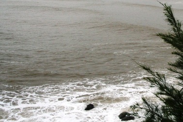 Sóng lớn đánh chìm ghe, 1 lão ngư thiệt mạng