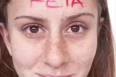 Cô gái mặt đầy tàn nhang trở nên cực xinh dưới bàn tay "phù thủy"