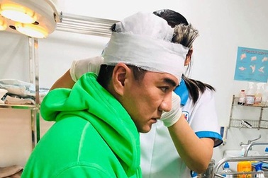 Đàm Vĩnh Hưng bị chảy máu đầu khi đang hát trên sân khấu