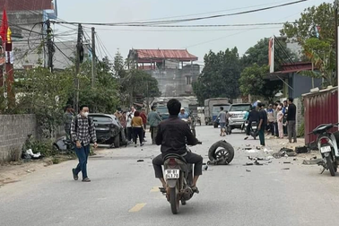 Xe Mazda lao như tên bắn, húc đổ tường nhà bên đường, rụng bánh