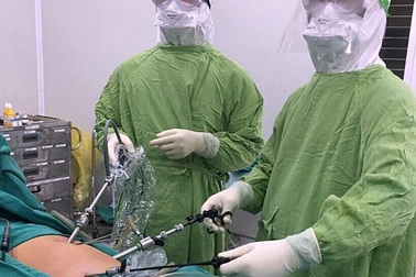 Mổ cấp cứu trong đêm cứu 2 bệnh nhân vùng cách ly y tế Hạ Lôi