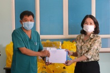 Quảng Ngãi: Tặng quà Tết Trung thu tới trẻ em đang điều trị Covid-19