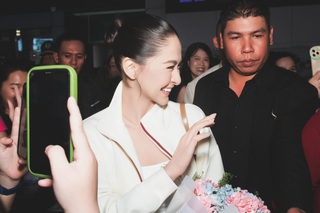 "Mỹ nhân đẹp nhất Philippines" đến Việt Nam, fan quây kín tại sân bay - 4
