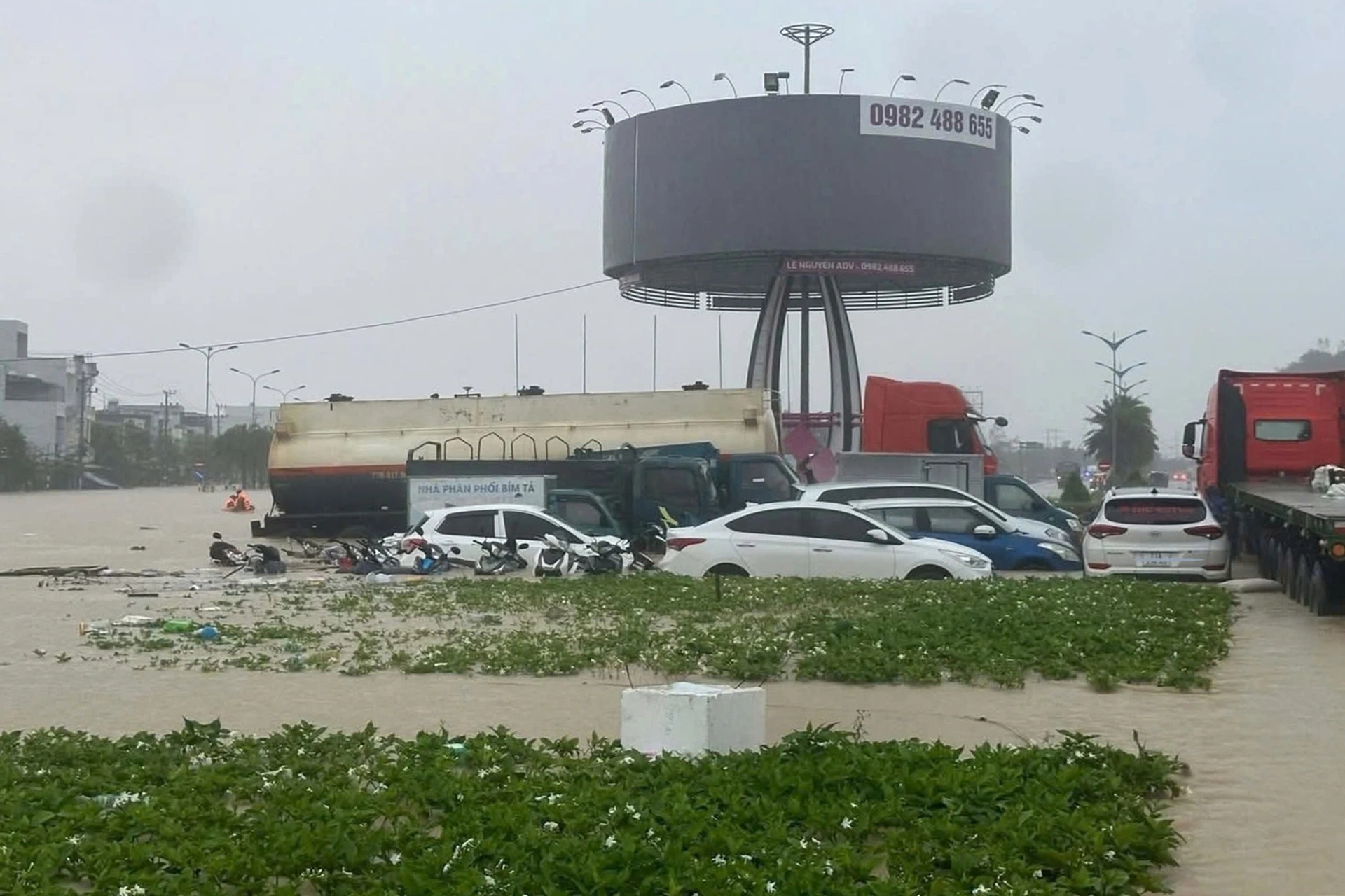 Hàng trăm ô tô ở Nha Trang, Quy Nhơn chìm nghỉm trong nước lụt - 10