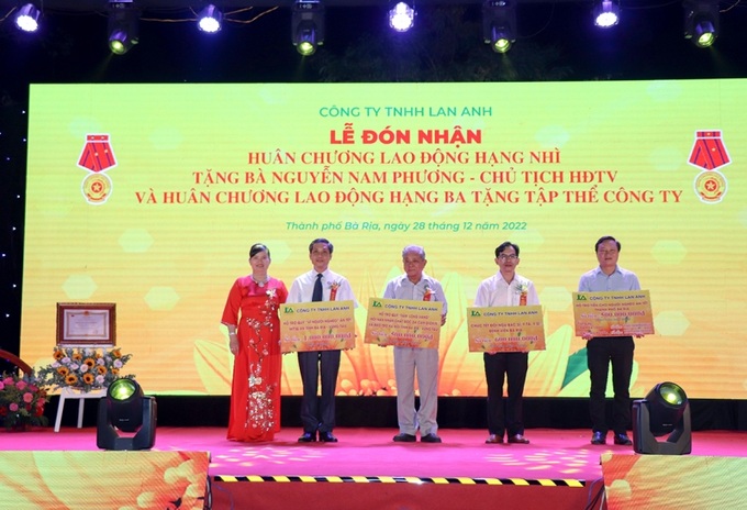Bà Nguyễn Nam Phương, Chủ tịch Hội đồng thành viên Công ty TNHH Lan Anh trao bảng tượng trưng tiền ủng hộ Ủy ban MTTQ Việt Nam tỉnh và một số địa phương chăm lo tết cho hoàn cảnh khó khăn.