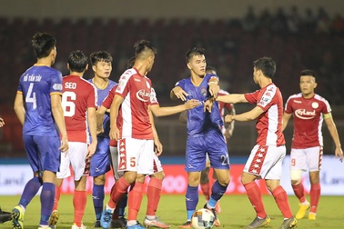 Công Phượng và Tiến Linh xô xát trên sân Thống Nhất