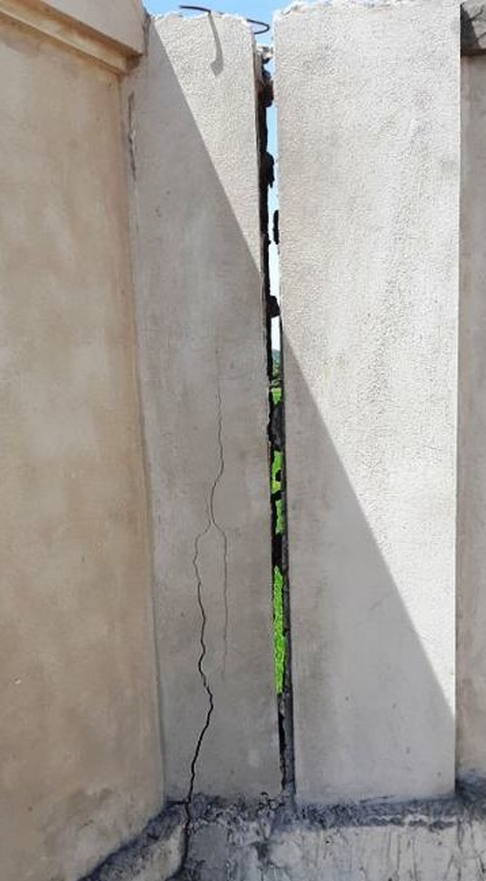 Trường học hơn 40 tỷ vừa đưa vào sử dụng đã nứt nẻ, bong tróc tại Nghệ An - 7 Trường học hơn 40 tỷ vừa đưa vào sử dụng đã nứt nẻ, bong tróc tại Nghệ An - 7