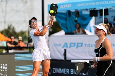 Nâng tầm trình độ với kỹ thuật đập bóng qua đầu trong môn pickleball