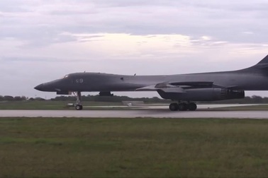 Máy bay ném bom B-1 lần đầu tới đảo Guam trong 10 năm qua