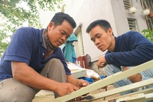 Tình người Đà Nẵng: “Nhà ai hỏng mái tôn do bão, tôi sửa miễn phí”