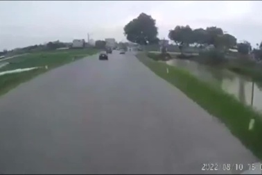 Ô tô bất ngờ lấn làn gây tai nạn đối đầu