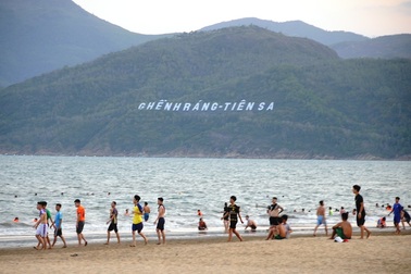 Biển Quy Nhơn vẫn đông nghịt người dân tắm biển