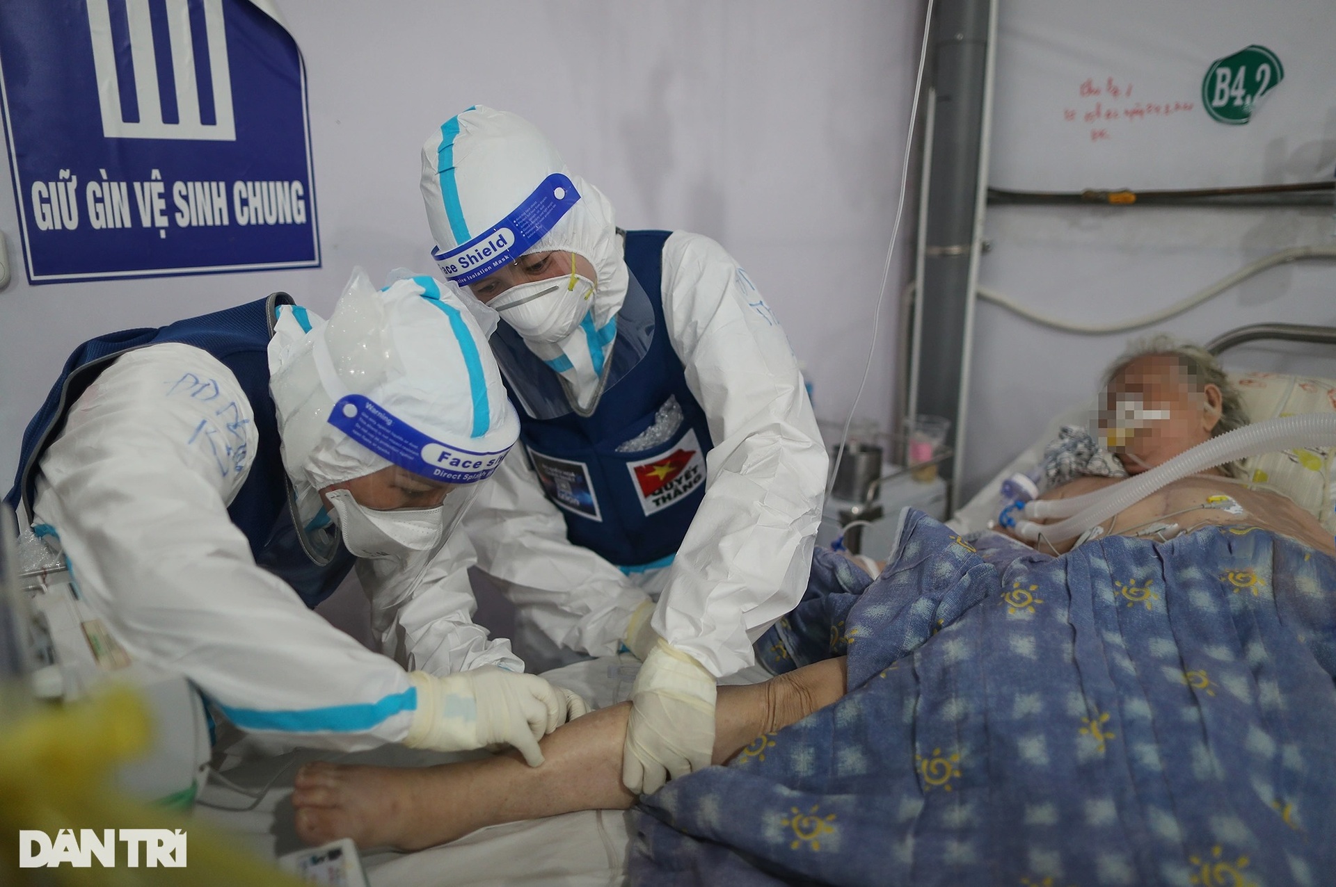 Bệnh viện dã chiến TPHCM quá tải, bệnh nhân phải nằm ghế bố khắp hành lang - 2