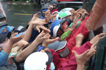 Tình người lan tỏa ở vùng lũ Phú Yên sau ngày nước rút