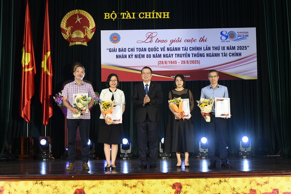 Báo Dân trí đạt giải A Giải Báo chí toàn quốc về ngành tài chính - 1 Báo Dân trí đạt giải A Giải Báo chí toàn quốc về ngành tài chính - 1