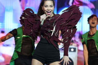 Hồ Ngọc Hà biểu diễn “đốt nóng” sân khấu Gala Bài hát yêu thích