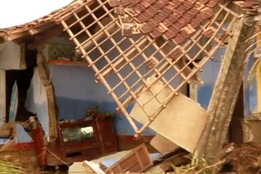 Bình Định: Quê nghèo xác xơ sau lũ lịch sử