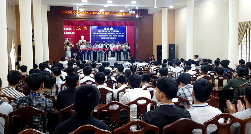 Huế: Kết nối việc làm giữa 14 doanh nghiệp và sinh viên ngành CNTT - 4 Huế: Kết nối việc làm giữa 14 doanh nghiệp và sinh viên ngành CNTT - 4