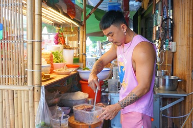 Hot boy miền Tây bán bánh canh ở TPHCM hút khách nhờ công thức đặc biệt