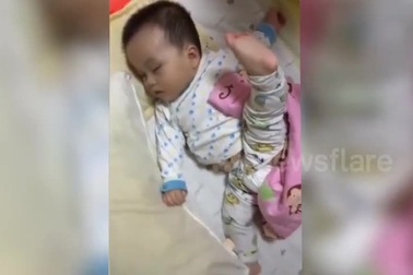 Em bé với tư thế ngủ "bá đạo"