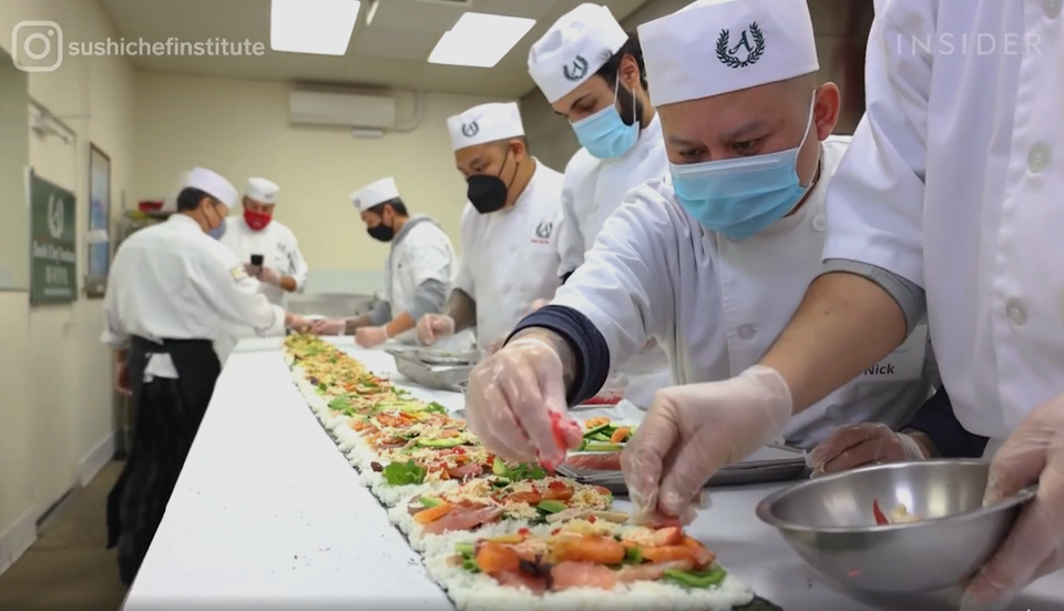 Cuộn sushi khủng nặng 45kg dành tặng các y bác sĩ tuyến đầu chống dịch - 1