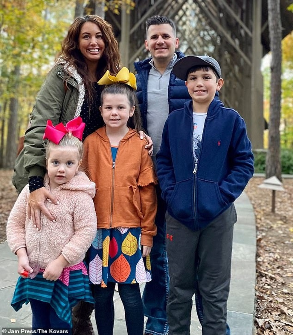 Bỏ việc để đưa con đi khắp thế giới, cặp đôi vỡ mộng sau 3 tháng - 4