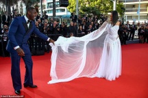 Người đàn ông hấp dẫn nhất thế giới chỉnh váy cho vợ trẻ trên thảm đỏ