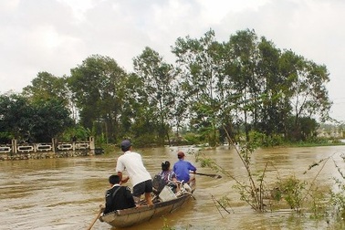 Lật ghe, 2 mẹ con bị nước cuốn trôi