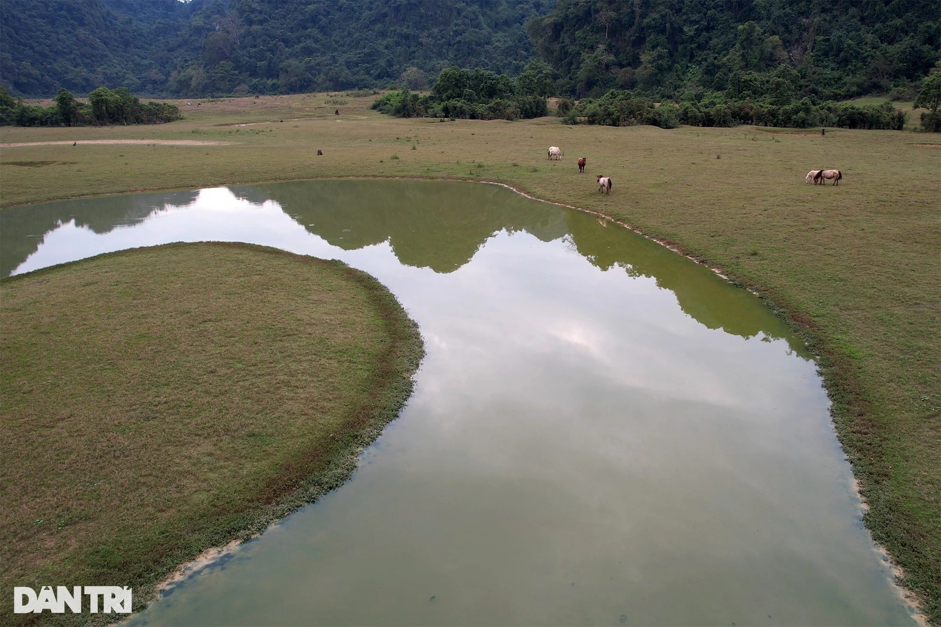 Dòng sông cạn có thế rồng cuộn khi nhìn từ trên cao ở thung lũng Đồng Lâm - 2