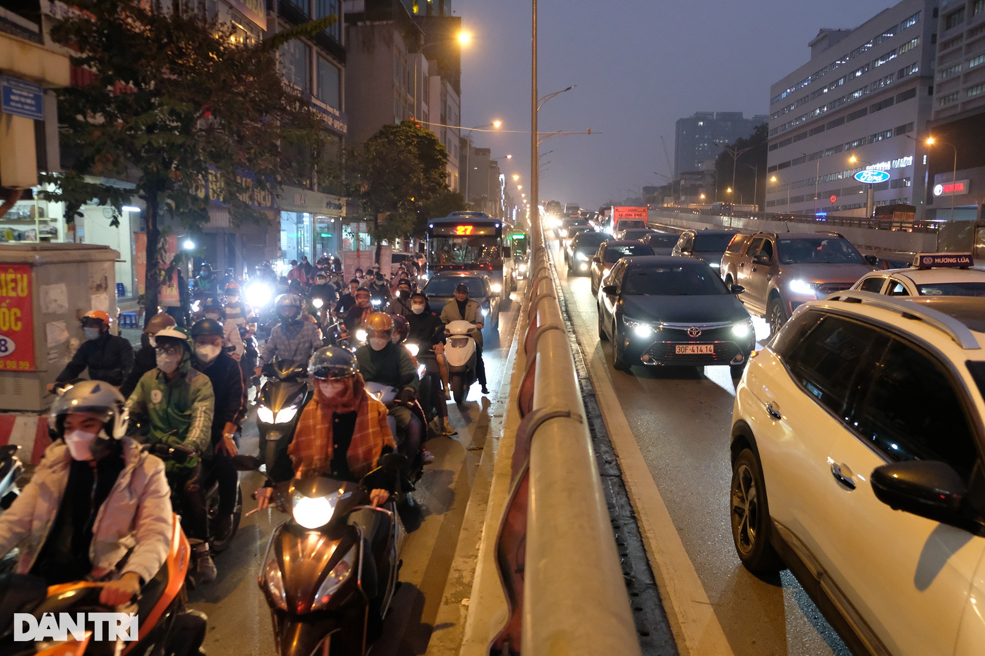 Đường vành đai 2 trên cao ùn tắc dài gần 3km từ Ngã Tư Vọng về Ngã Tư Sở - 6 Đường vành đai 2 trên cao ùn tắc dài gần 3km từ Ngã Tư Vọng về Ngã Tư Sở - 6