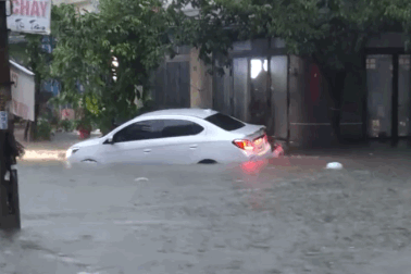 Ô tô nổi dập dềnh trong nước ngập ở Đà Nẵng, di chuyển tài tình như ca nô